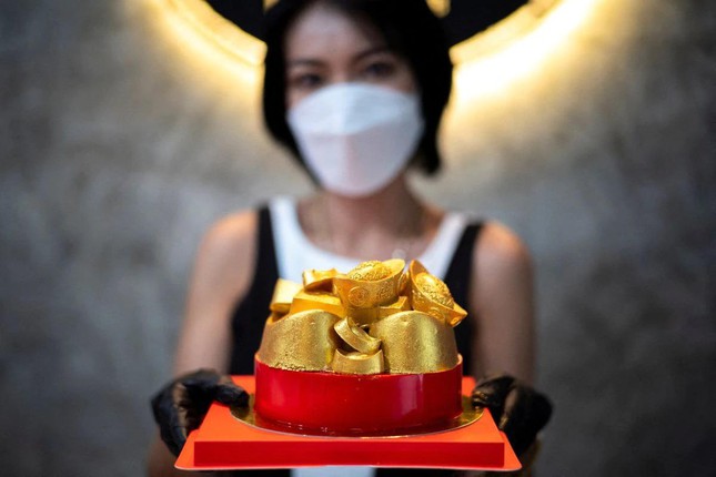 Một tiệm đồ ngọt ở Bangkok (Thái Lan)
cho ra mắt món tráng miệng hình chĩnh vàng nhân dịp Tết Nguyên đán.
Ảnh: Reuters
