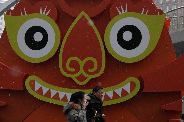 Mô hình hổ tượng trưng cho năm Dần
được dựng lên ở thủ đô Bắc Kinh (Trung Quốc). Ảnh: AP