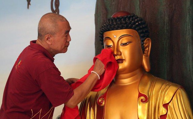 Tượng Phật tại chùa Amurva Bhumi
(Jakarta, Indonesia) được lau chùi để chuẩn bị cho các nghi lễ
truyền thống dịp Tết Nguyên đán. Ảnh: EPA