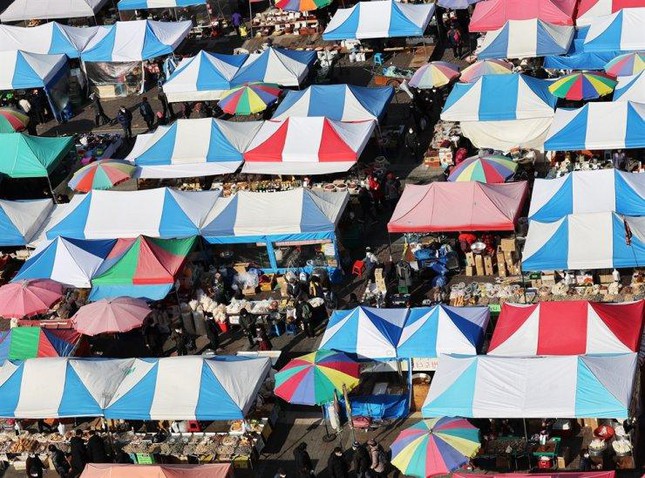 Người dân Gyeonggi (Hàn Quốc) đi chợ
truyền thống để sắm sửa đồ đón Tết. Ảnh: Yonhap