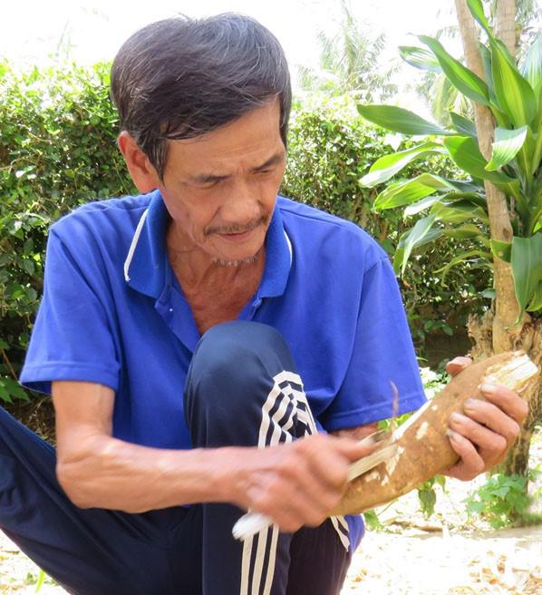 Sau khi vợ mất, bệnh tình thuyên giảm và trở lại làm việc bình thường, ông Nguyễn Văn Tình liền xin ra khỏi diện hộ nghèo