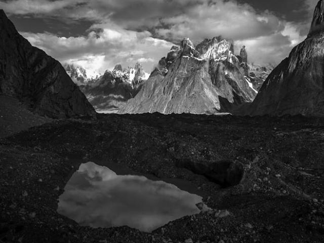 Du lịch - Những bức hình đen trắng tuyệt đẹp nhưng u ám về vách đá dựng đứng nguy hiểm nhất TG