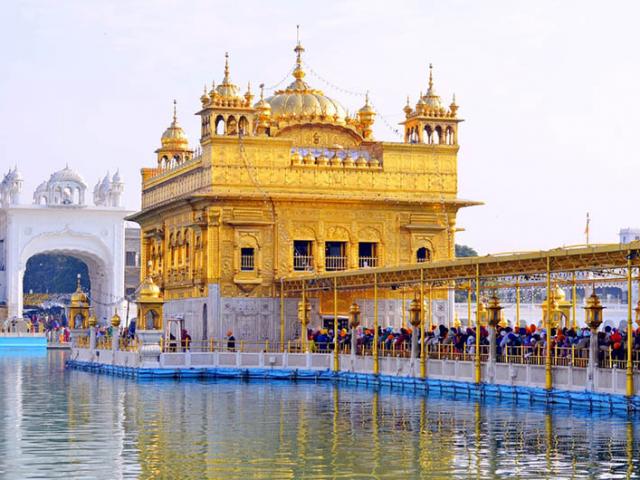 Du lịch - Căng-tin miễn phí lớn nhất TG, phục vụ 10.000 người mỗi ngày, bên ngoài dát vàng nguyên chất