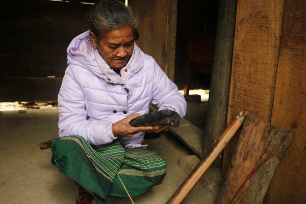 Bà Phạm Thị Lưu ở bản Cáo, xã Lâm Hóa kể về cách chơi đàn ống