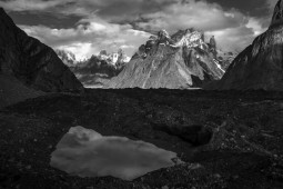 Du lịch - Những bức hình tuyệt đẹp nhưng u ám về vách đá dựng đứng nguy hiểm nhất thế giới