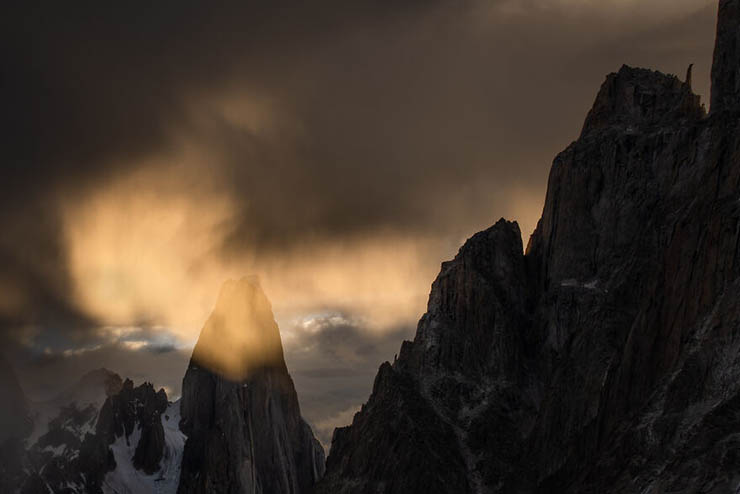 8. Phía bắc của Tháp Trango là một chóp đá nhỏ hơn được gọi là &#34;Trango Monk”. Sườn núi ít đá hơn và không có nhiều các bức tường đá granit lớn.
