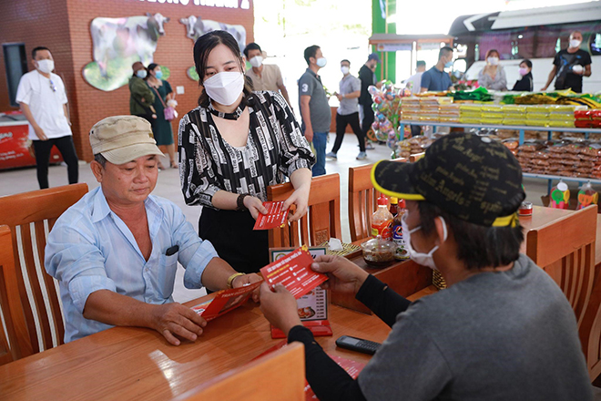 Hàng triệu người đã về tới quê an toàn nhờ sự tiếp sức của Trạm Đoàn Viên từ Bia Việt