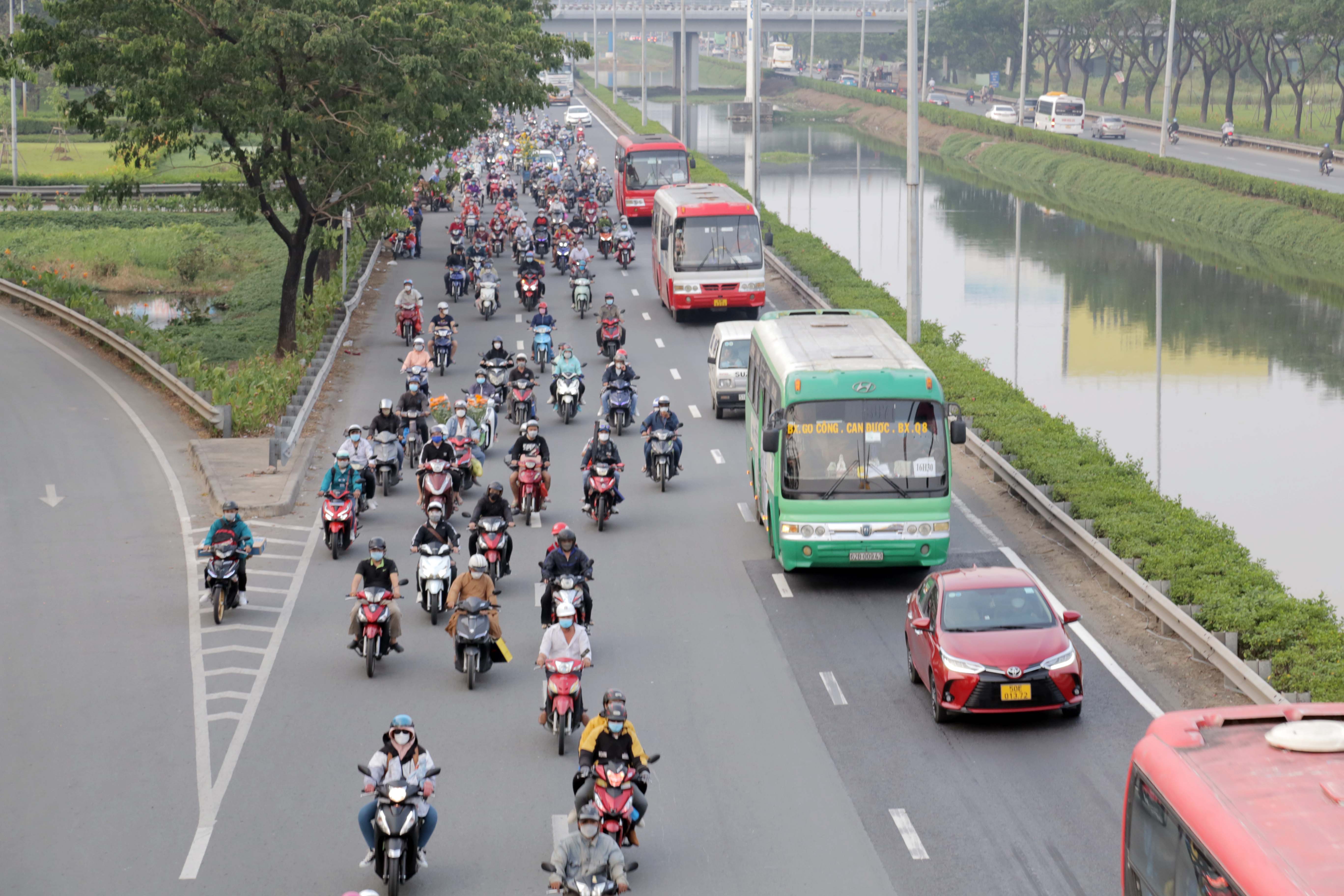 Chiều 28/1, hàng ngàn người dân sống và làm việc tại TP.HCM rời thành phố để về quê nghỉ Tết. Tuy lượng người đông nhưng các tuyến đường cửa ngõ không xảy ra kẹt xe, chỉ ùn ứ tại các giao lộ.