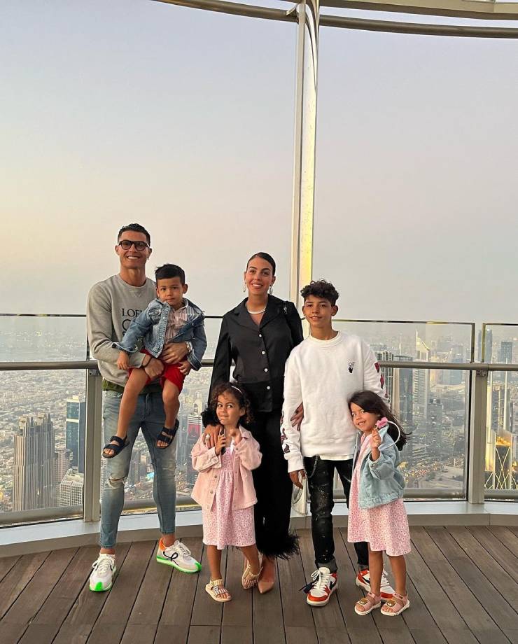 Nhân dịp Ngoại hạng Anh tạm nghỉ, Ronaldo đưa gia đình đi Dubai du hí và tổ chức sinh nhật cho&nbsp;Georgina