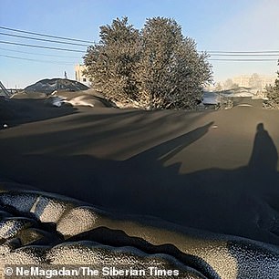 Tuyết đen phủ kín ngôi làng ở Nga - 3