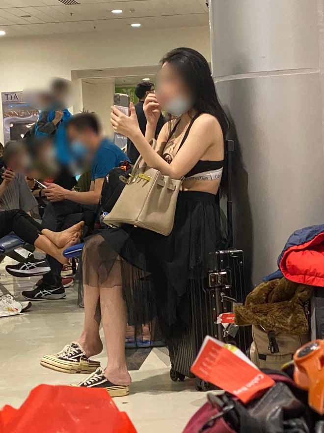 Một cô gái gây chú ý vì thời trang "kiệm vải" mặc đến sân bay Tân Sơn Nhất.