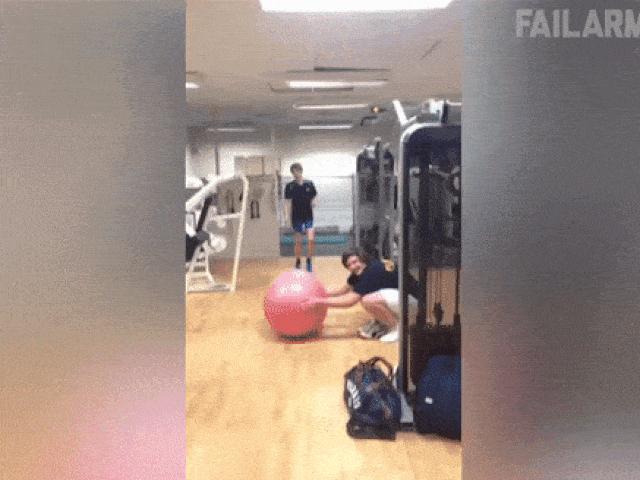 Tranh vui - Những màn troll lầy lội khiến bao người "thốn lên tận rốn"