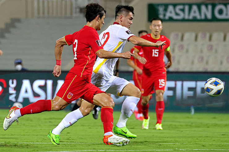 Tiến Linh ghi bàn vào lưới Trung Quốc tại vòng loại World Cup 2022 khu vực châu Á.
