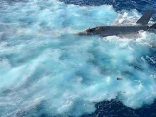 Thế giới - Lộ hình ảnh chiến cơ "Thần Sấm" 100 triệu USD của Mỹ rơi xuống Biển Đông