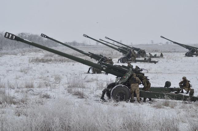 Quân đội Ukraine vận hành pháo 2A65 Msta-B trong các cuộc tập trận pháo binh và phòng không gần Crimea. Bức ảnh được đăng ngày 28/1. Ảnh: Reuters