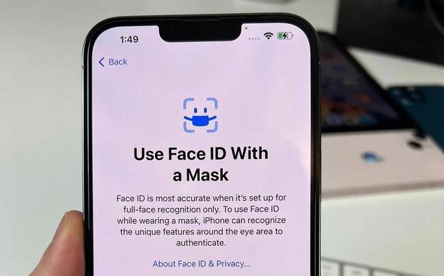 Apple hỗ trợ mở khoá Face ID khi đeo khẩu trang nhưng iFan hụt hẫng vì điều này - 1