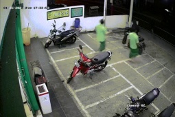 Phi thường - kỳ quặc - 4 nam sinh mặc váy "tay không bắt cướp" khiến xẻ xấu bỏ chạy trối chết