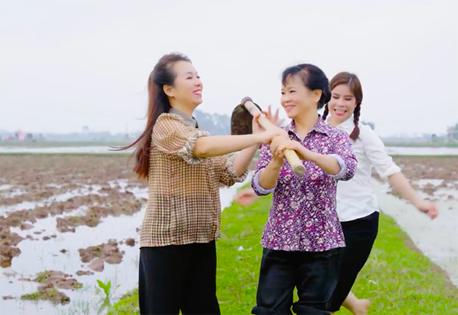 Chị em Sao mai Thu Hà, Linh Hoa lần đầu mời mẹ đóng MV Tết mùa dịch - 1