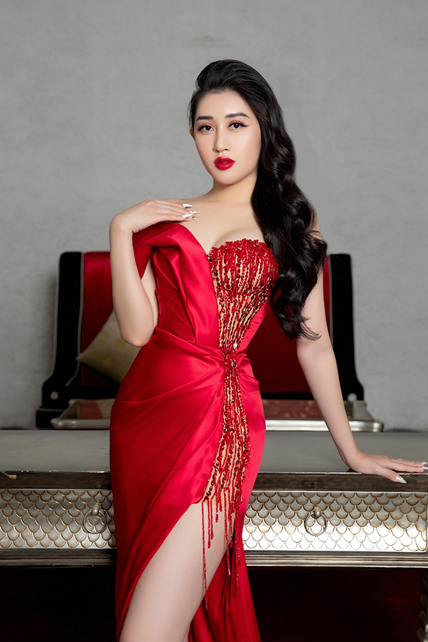 Hoa hậu Huỳnh Thúy Anh khoe nhan sắc rạng rỡ chào Xuân 2022 - 1