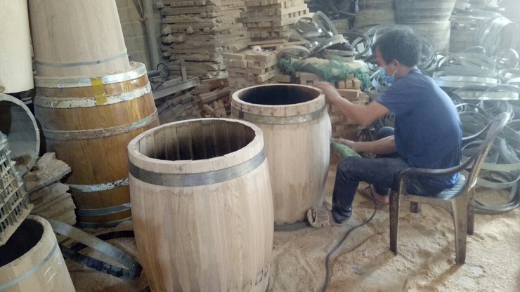 Ngày cận Tết, các xưởng sản xuất trống tại làng Đọi Tam đều bận rộn hơn ngày thường bởi những đơn đặt hàng tới hàng trăm bình rượu gỗ sồi được làm thủ công từ chính những đôi bàn tay khéo léo của nghệ nhân làm trống.
