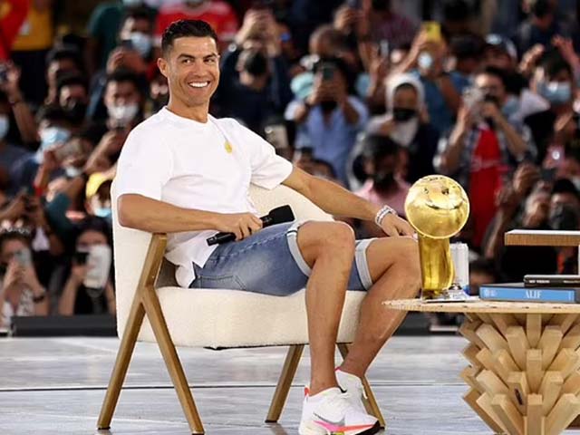 Ronaldo bảnh bao trong ngày nhận giải cá nhân từ&nbsp;Globe Soccer