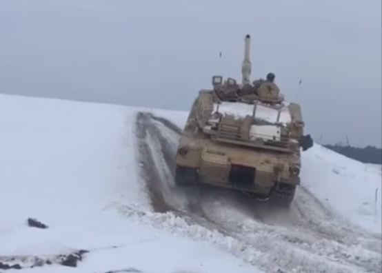 Xe tăng Mỹ không leo lên được đồi phủ tuyết.