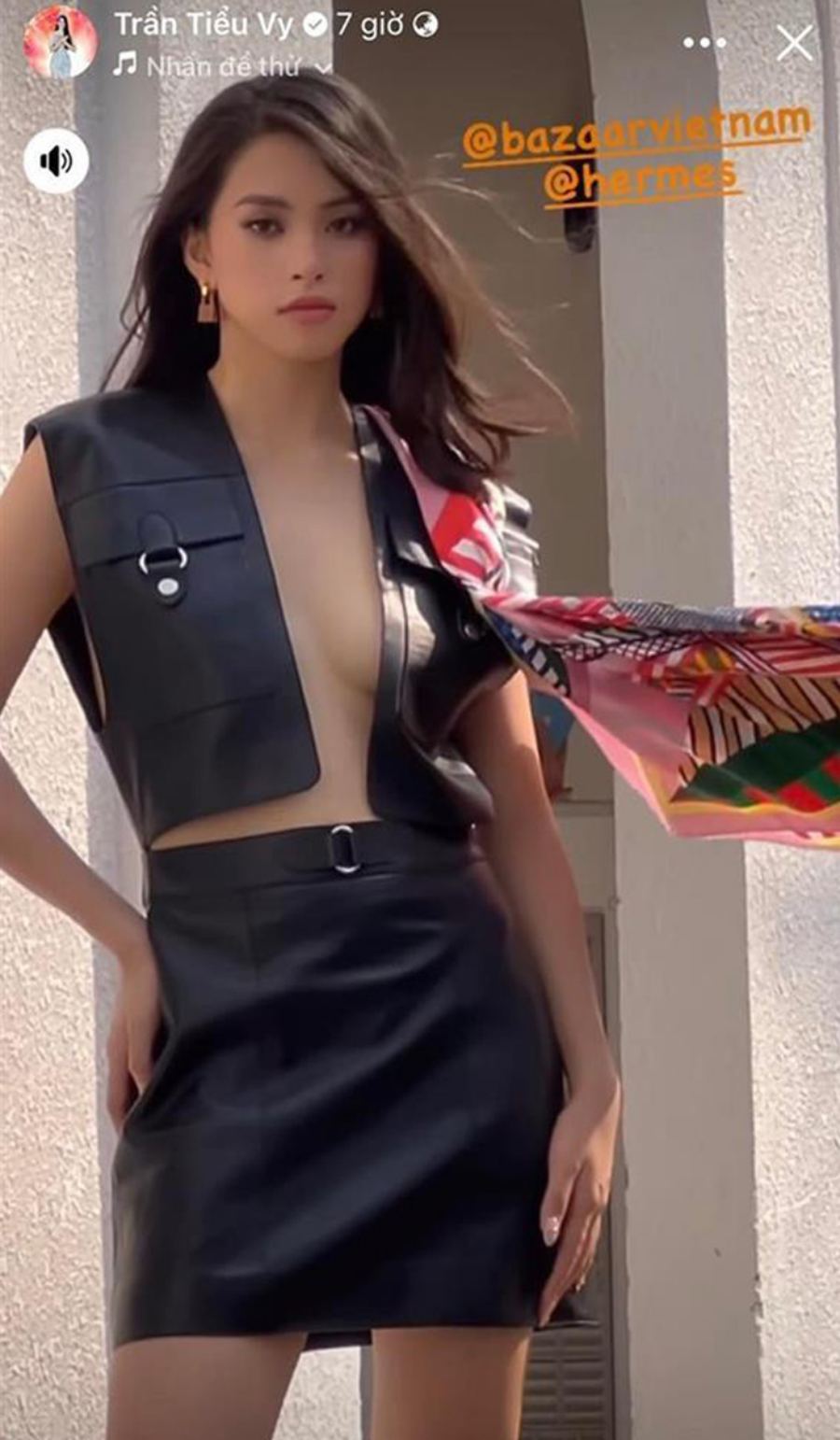 Sở hữu gu thời trang cá tính, gương mặt đẹp, thân hình cân đối, Tiểu Vy được nhiều nhãn hàng thời trang trong nước "chọn mặt gửi vàng". Không chỉ chụp hình lookbook, cô còn đắt show trình diễn thời trang.