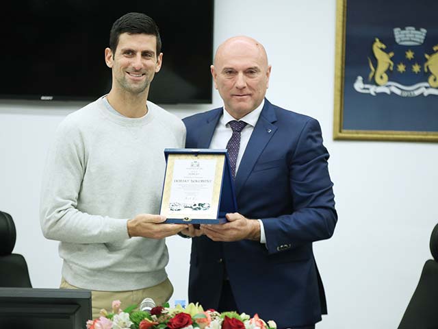 Thể thao - Djokovic nhận vinh dự ở nước ngoài, Australia "dọa" khép tội 10 năm tù