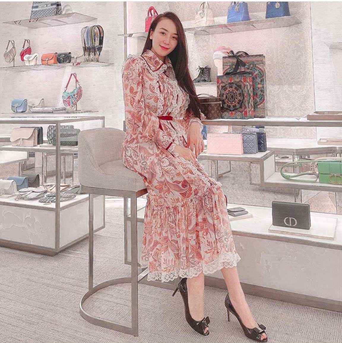 Thay vì những bộ váy áo có độ hở, cut-out hiểm hóc khoe hình thể tối đa, nay mỹ nhân này trung thành lựa chọn chân váy midi, áo phông, váy bèo điệu đà mà vẫn cuốn hút.