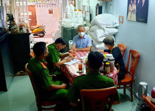 Cơ quan điều tra trong một buổi làm việc với mục sư Võ Xuân Loan. Ảnh: TL