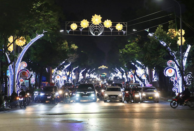 Tết Nguyên đán Nhâm Dần 2022 đang đến gần, các tuyến đường ở trung tâm thành phố Hà Nội lung linh, rực rỡ sắc màu bởi những dải đèn đường trang trí.