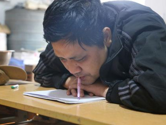 Giáo dục - du học - Nghị lực của người thầy viết chữ bằng miệng