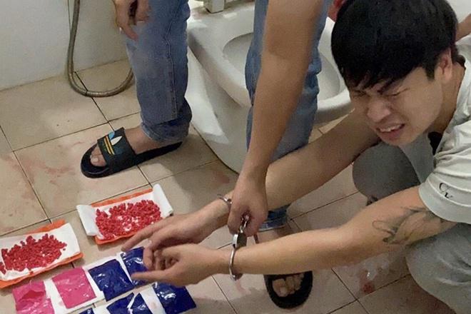 Đối tượng Vũ Văn Tùng bị cơ quan công an bắt giữ thời điểm định phi tang chứng cứ