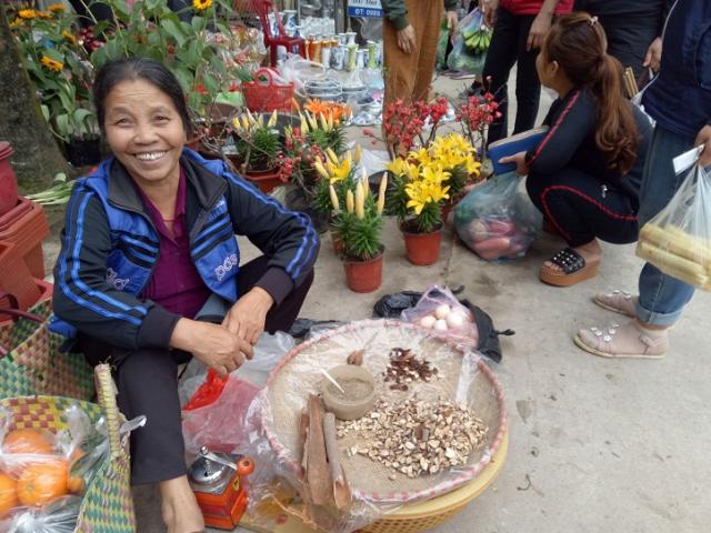 Thị trường - Tiêu dùng - Bất ngờ những món quà quê chỉ từ 2 - 5 nghìn đồng tại chợ phiên ngày Tết