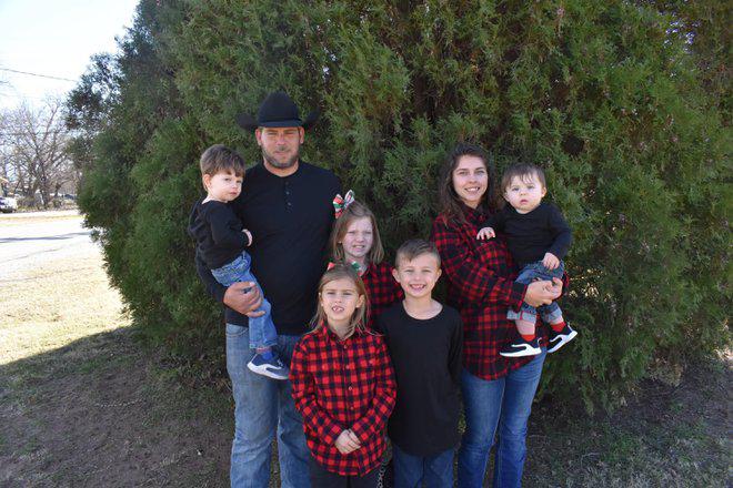 Cặp vợ chồng Nathan và Kayla cùng 5 đứa con.