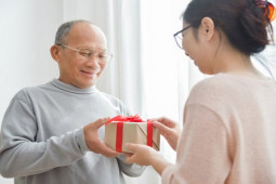 Bạn trẻ - Cuộc sống - Bố chồng không quan trọng quà Tết nhưng vẫn khiến con dâu "đau đầu" khi chọn quà