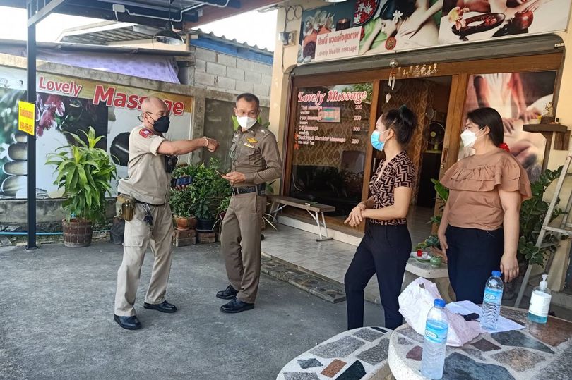 Cảnh sát địa phương có mặt tại quán massage ở Pattaya, nơi nam du khách Anh tử vong bí ẩn. Ảnh: Viral Press