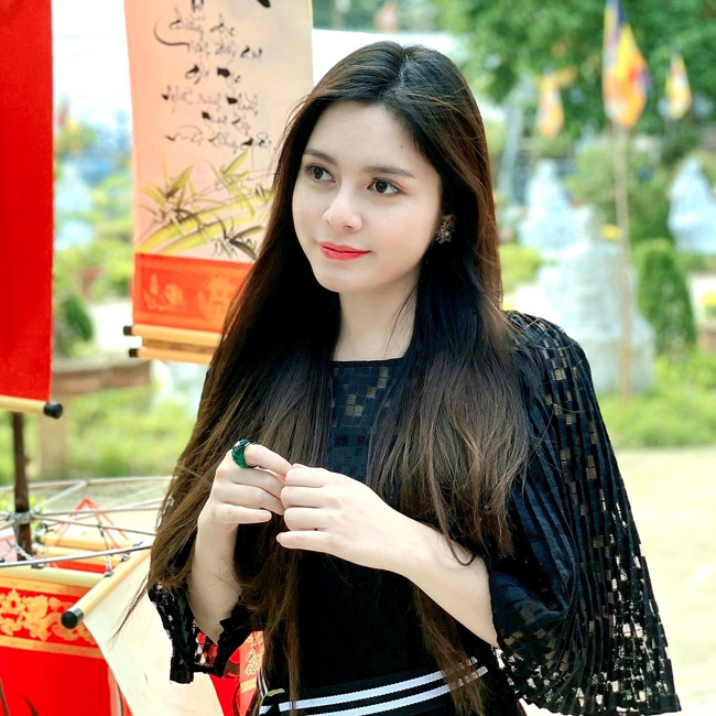 Cô từng lọt top 5 cuộc thi "Người đẹp xứ Tuyên 2014". 
