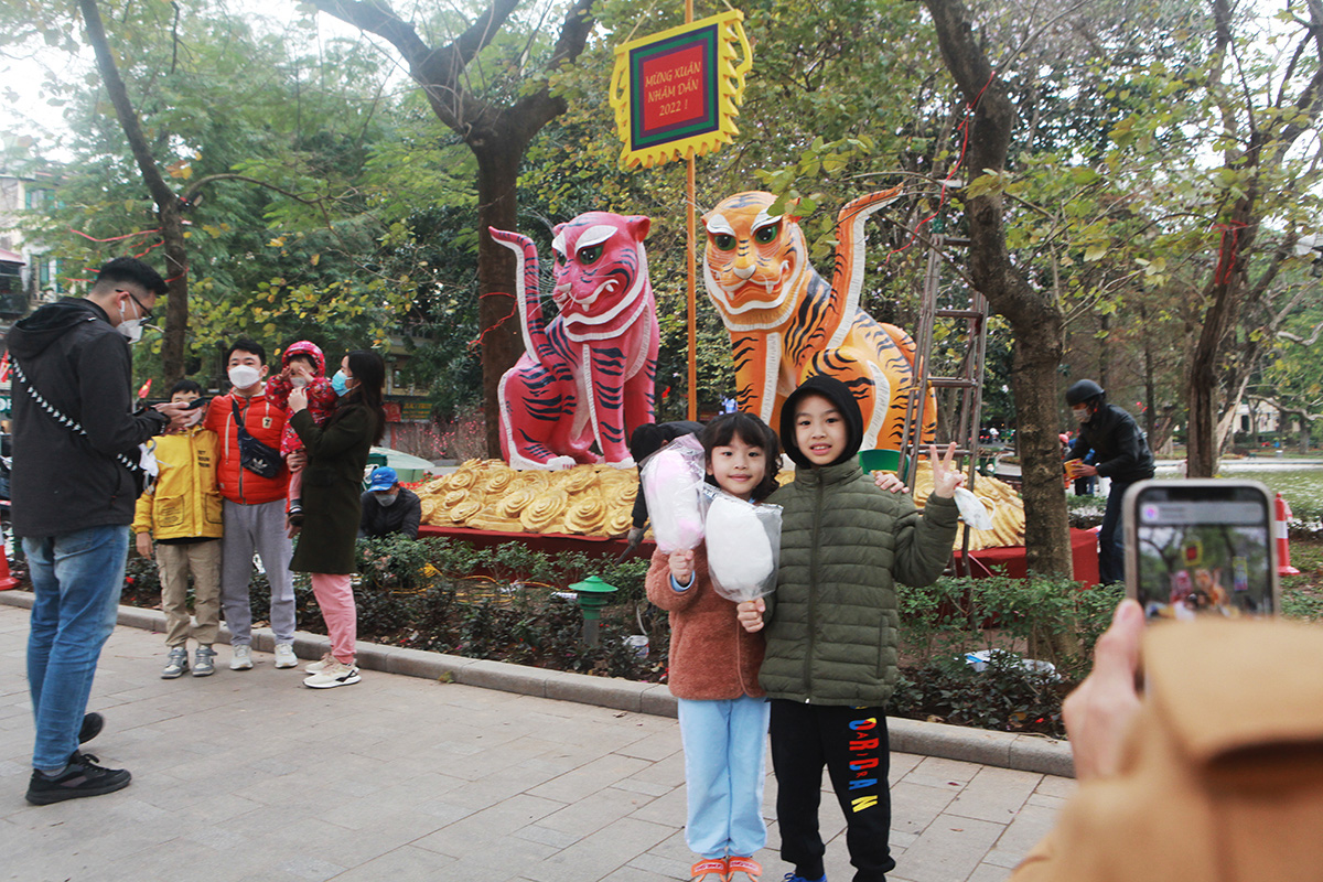 &nbsp;Ngoài&nbsp;“lưỡng hổ chầu kỳ”, phía ven hồ Hàng Khay còn có&nbsp;"hổ vờn cờ hội", màu sắc rất rực rỡ, được lấy ý tưởng từ tranh dân gian Hàng Trống nhưng màu sắc, nhẹ nhàng hơn trong tranh.