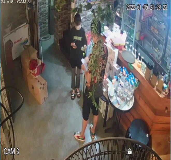 Tâm trước đó vào cửa hàng cà phê trên địa bàn quận Tân Bình, lừa giao yến lấy đi số tiền 2,8 triệu của nữ nhân viên. Ảnh chụp từ clip camera an ninh