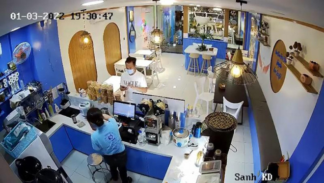 Người này vào tiệm cà phê, lừa chị H lấy 500 ngàn đồng. Ảnh chụp từ clip
