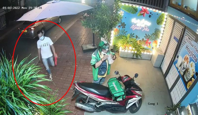 Ngoại hình, đầu tóc, đôi giày... mà nam thanh niên vào tiệm cà phê ở quận 7 lừa đảo giống y hệt vụ ở quận Tân Bình và quận 1. Ảnh chụp từ clip camera an ninh