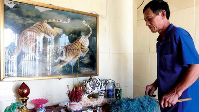 Người dân trông coi, quét dọn miếu Ông Hổ ở phường Long Tuyền, quận Bình Thủy, TP Cần Thơ.