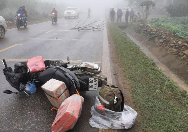 Trên chiếc xe máy mang theo nhiều đồ đạc, có thể 2 vợ chồng đang trên đường về quê ăn Tết