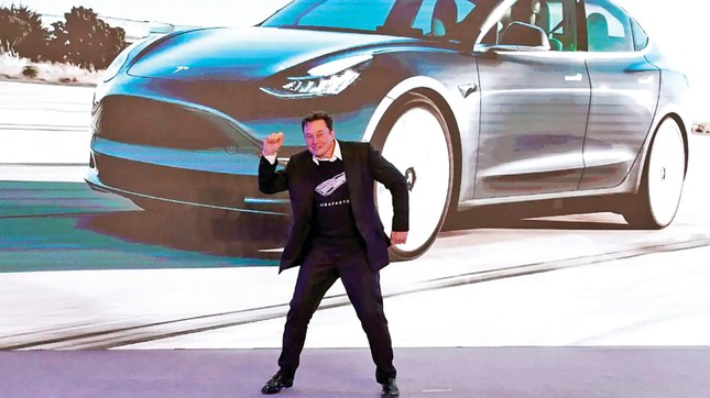 Elon Musk nhảy trên sân khấu trong lễ ra mắt xe Model 3 ở Trung Quốc năm 2020. Ảnh: Reuters