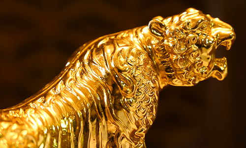 Các nghệ nhân đã quyết định lấy cảm hứng từ tài trí của người anh hùng áo vải Hoàng Hoa Thám, người được mệnh danh là Hùm Thiêng Yên Thế. Hình tượng hổ gầm đứng vươn mình trên vựa mây cuộn sóng được tạo tác với hoa văn và màu sắc đặc sắc trên Kỳ Linh Nhâm Dần 2022 thể hiện sự kiên cường, hùng tráng, vươn lên của dân tộc.