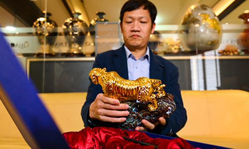 Ông Nguyễn Văn Lực, người thai nghén và đưa ra ý tưởng về mẫu Kỳ Linh Nhâm Dần 2022 cho biết, ông và đội ngũ cộng sự đã phải mất tới 4 tháng, sau rất nhiều lần sửa đổi, góp ý để cho ra một sản phẩm hoàn thiện đầu tiên.