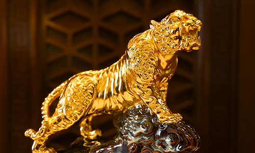 Từng phần trên cơ thể hổ như đầu, thân, đuôi và chân hổ được đúc riêng, sau quá trình gọt sửa các chi tiết trên từng bộ phận sẽ được ghép lại cẩn thận tạo thành hình dáng hoàn chỉnh.