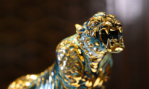 Từng đường nét, chi tiết nhỏ nhất trên cơ thể hổ được các nghệ nhân vẽ tỉ mỉ, làm sao đến tay người sở hữu có thể toát lên sự dũng mãnh của Kỳ Linh Nhâm Dần. Sản phẩm sau đó sẽ đem tới lò để nung với nhiệt độ khoảng 800 độ C.