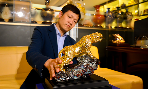 Sản phẩm hoàn thiện cao khoảng gần 18cm (cả đế), dài hơn 20cm. Giá niêm yết một sản phẩm Kỳ Linh Nhâm Dần 2022 sẽ dao động từ 6 triệu đồng tới gần 24 triệu đồng tùy phiên bản và thời hạn đặt trước của các khách hàng.